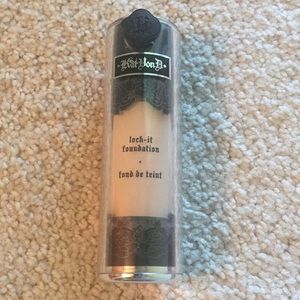 Kay Von D - lock-it foundation